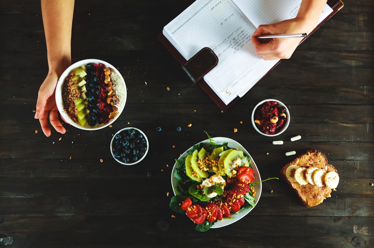 Experto en nutrición personalizando planes alimenticios